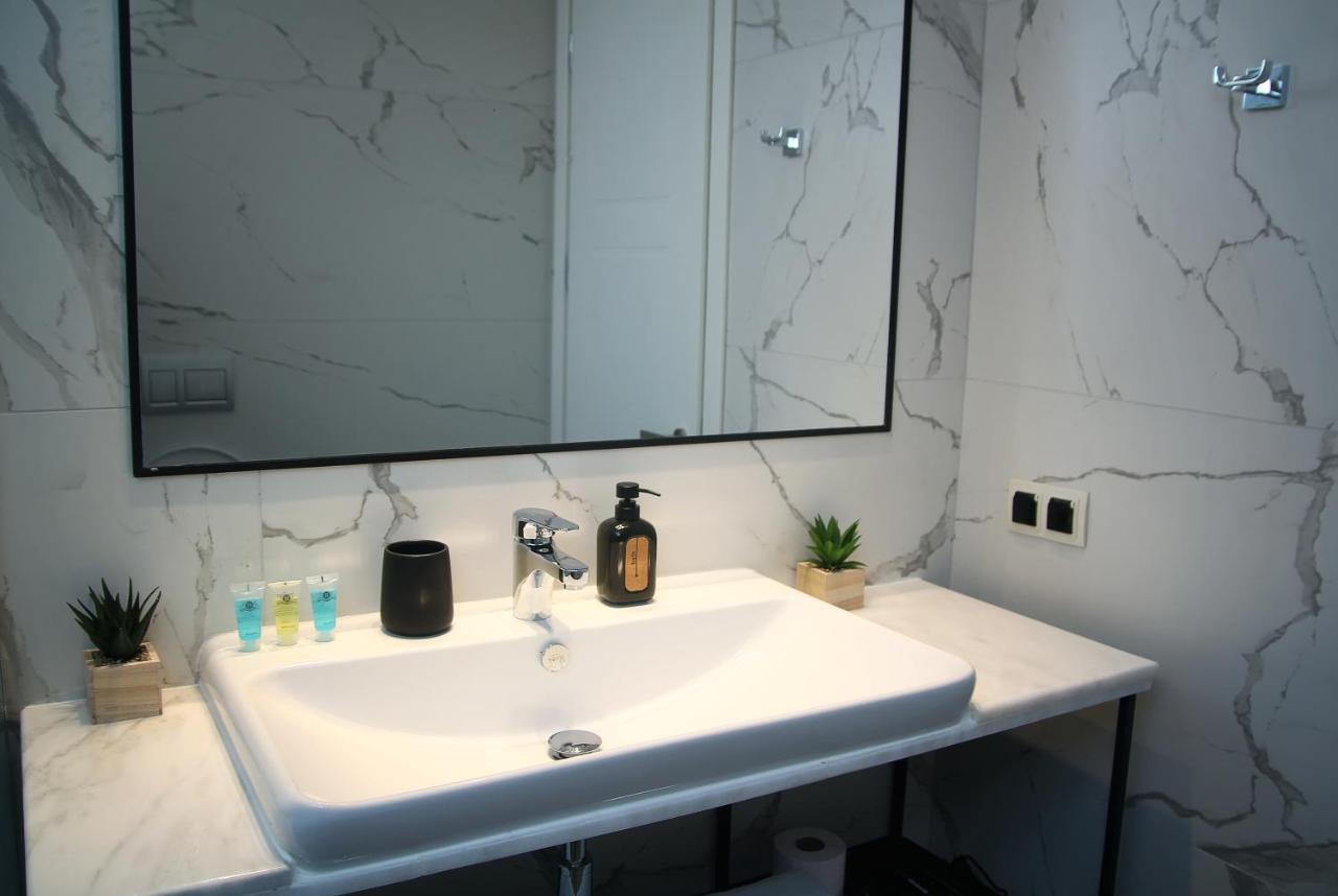 Parilament On Rustaveli 4 Rooms Tiflis Dış mekan fotoğraf