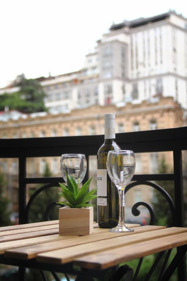 Parilament On Rustaveli 4 Rooms Tiflis Dış mekan fotoğraf