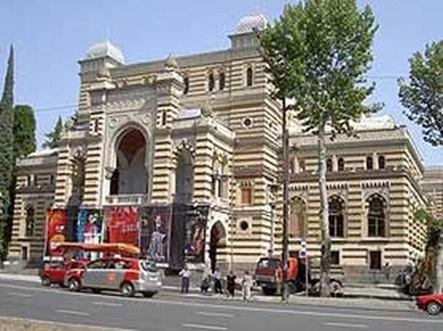 Parilament On Rustaveli 4 Rooms Tiflis Dış mekan fotoğraf